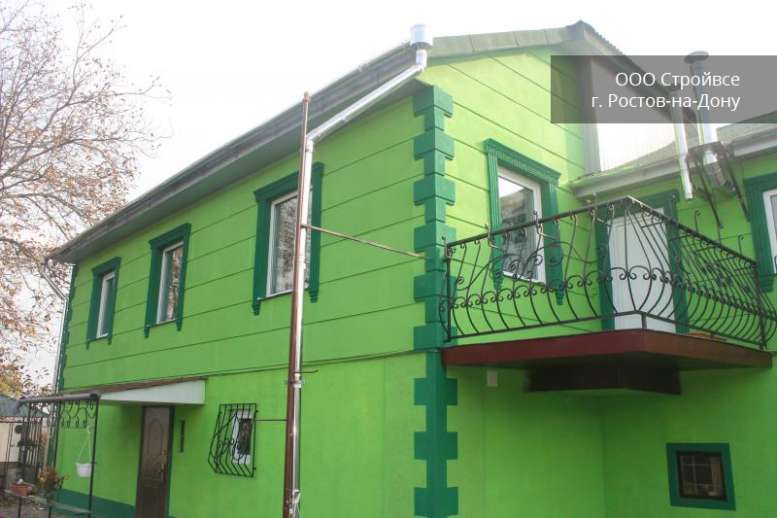 Покрасить дом в зеленый цвет. Фасадная краска зеленая. Дом покрашенный зеленой краской. Покраска фасада дома в салатовом цвете. Крашеный зеленый домик.
